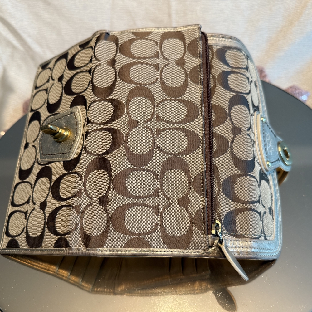 Coach Signature Wallet - Picture 4 of 6